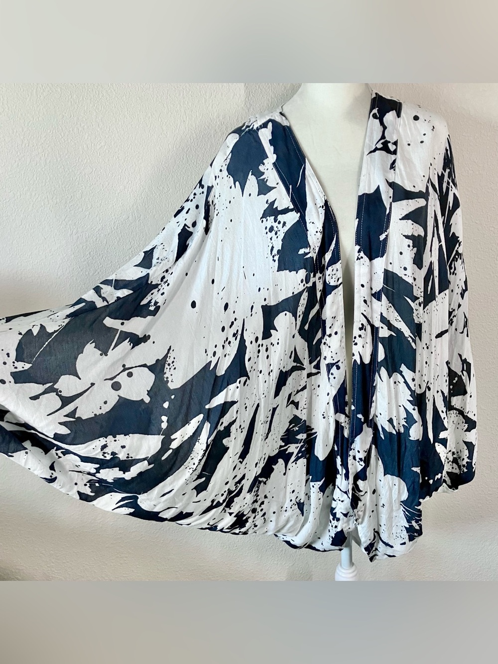 AKEMI + KIN Anthropologie Cocoon Kimono Cardigan S M L XL Blue White Beach Boho - Picture 2 of 12